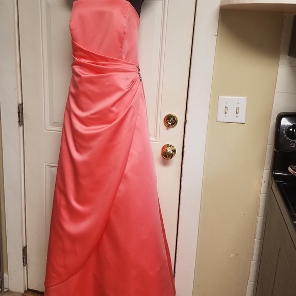 David's Bridal Coral Color Strapless Evening  Dress - Picture 4 of 8